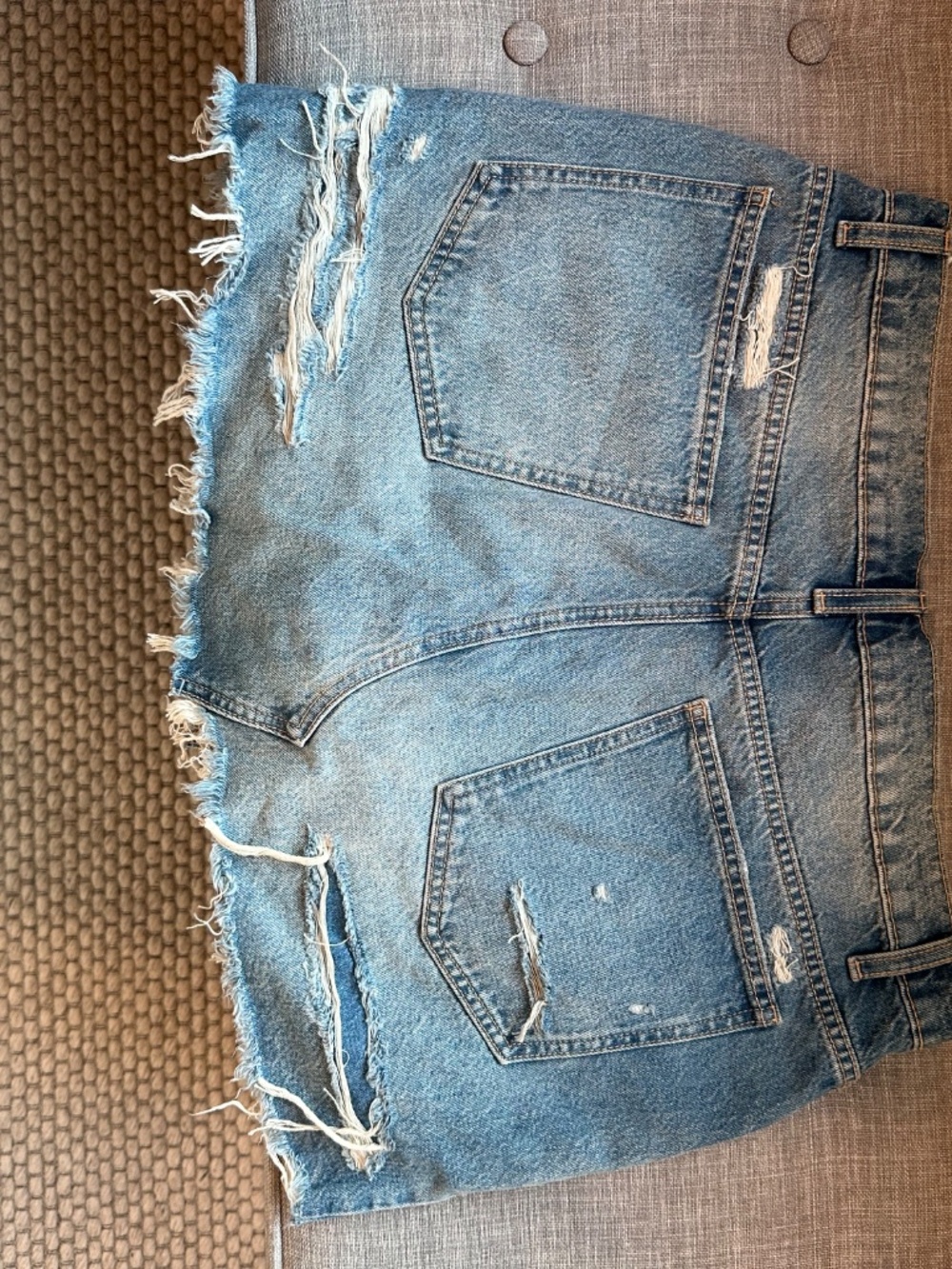 NEW WITH TAGS Zara light-washed distressed blue denim mini skirt with frayed hem - Picture 2 of 6